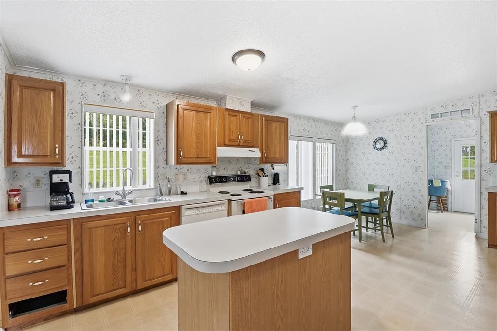 Active With Contract: $295,000 (3 beds, 3 baths, 2108 Square Feet)