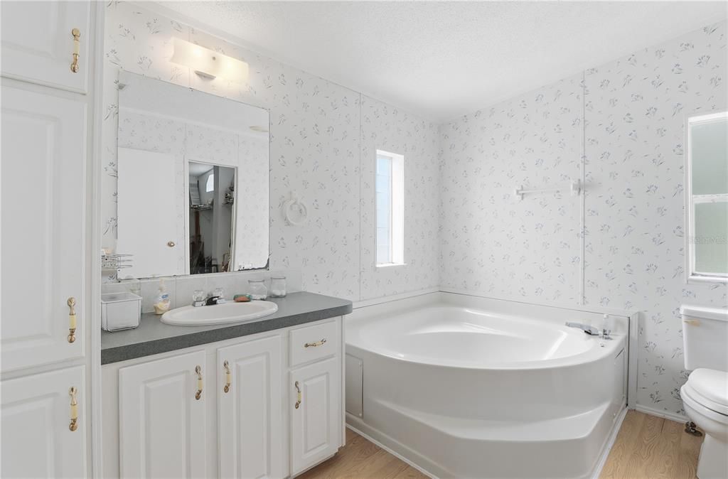 Active With Contract: $295,000 (3 beds, 3 baths, 2108 Square Feet)