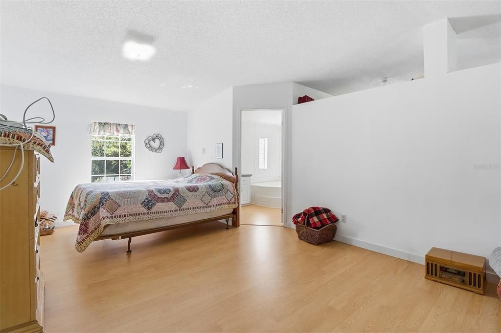 Active With Contract: $295,000 (3 beds, 3 baths, 2108 Square Feet)