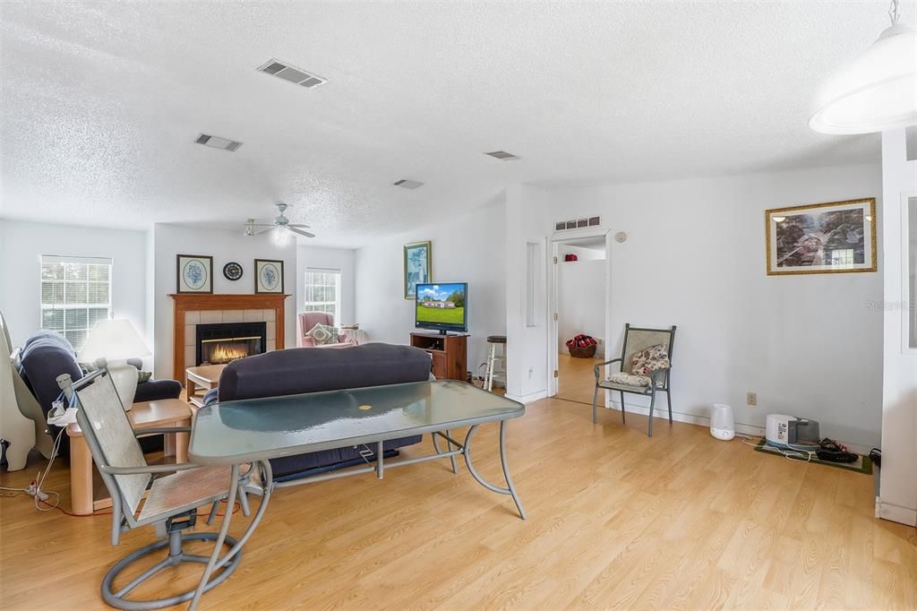 Active With Contract: $295,000 (3 beds, 3 baths, 2108 Square Feet)