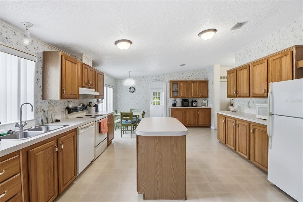 Active With Contract: $295,000 (3 beds, 3 baths, 2108 Square Feet)