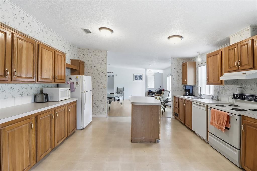 Active With Contract: $295,000 (3 beds, 3 baths, 2108 Square Feet)