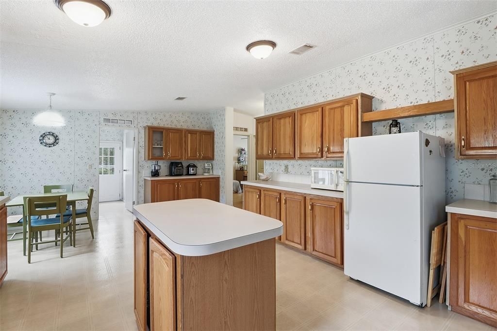 Active With Contract: $295,000 (3 beds, 3 baths, 2108 Square Feet)