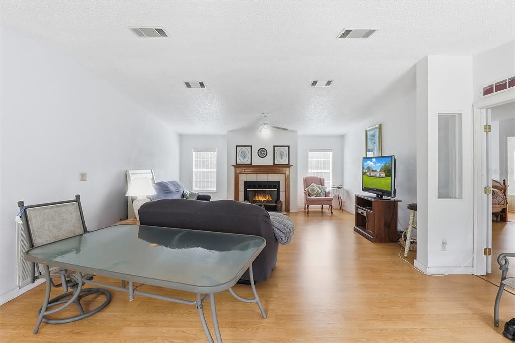 Active With Contract: $295,000 (3 beds, 3 baths, 2108 Square Feet)