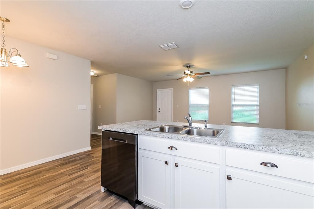 For Rent: $1,725 (4 beds, 2 baths, 1414 Square Feet)