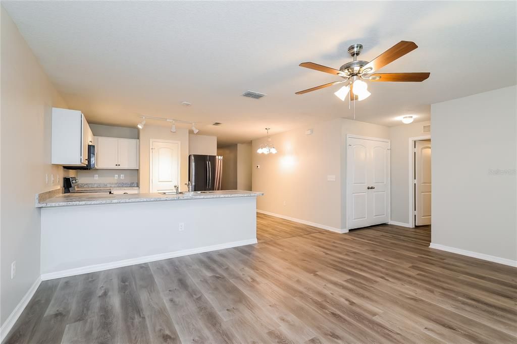 For Rent: $1,725 (4 beds, 2 baths, 1414 Square Feet)