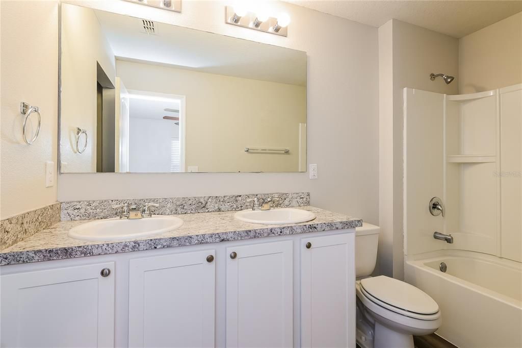 For Rent: $1,725 (4 beds, 2 baths, 1414 Square Feet)