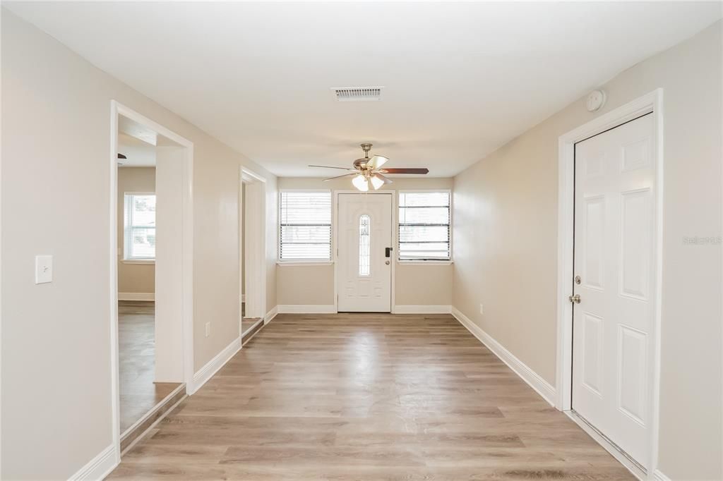 合同活跃: $1,935 (3 贝兹, 1 浴室, 1302 平方英尺)