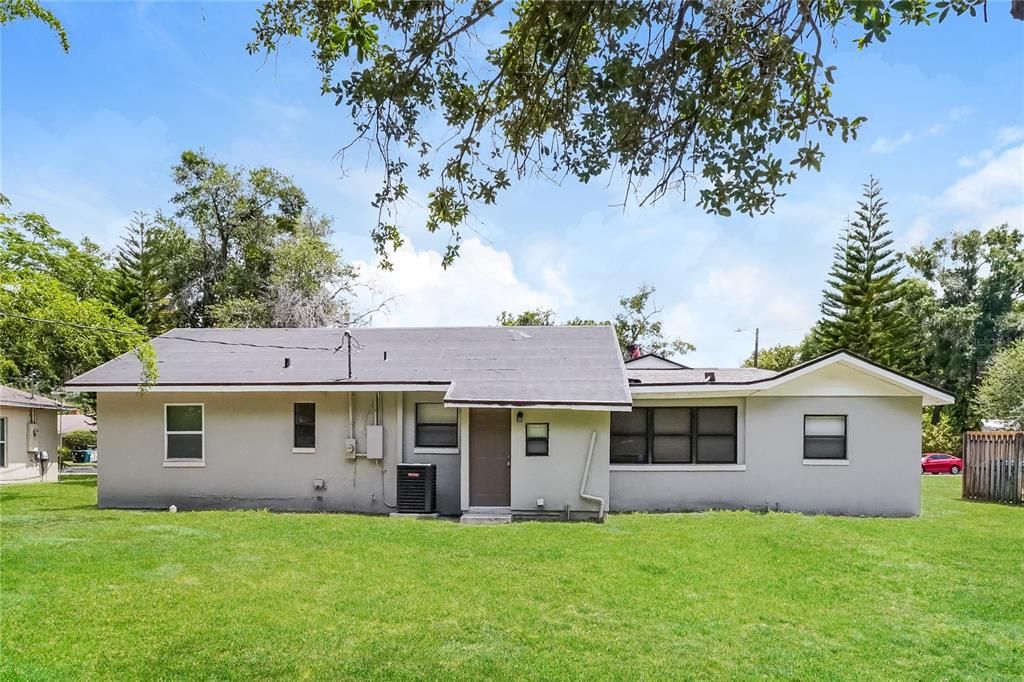 合同活跃: $1,935 (3 贝兹, 1 浴室, 1302 平方英尺)