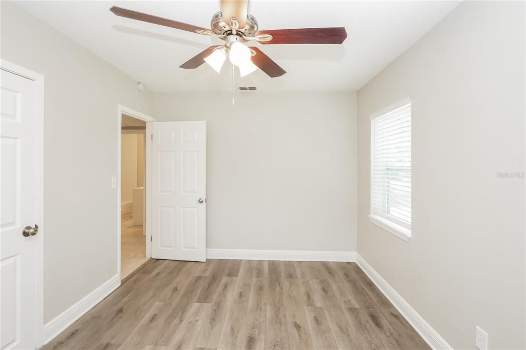 合同活跃: $1,935 (3 贝兹, 1 浴室, 1302 平方英尺)