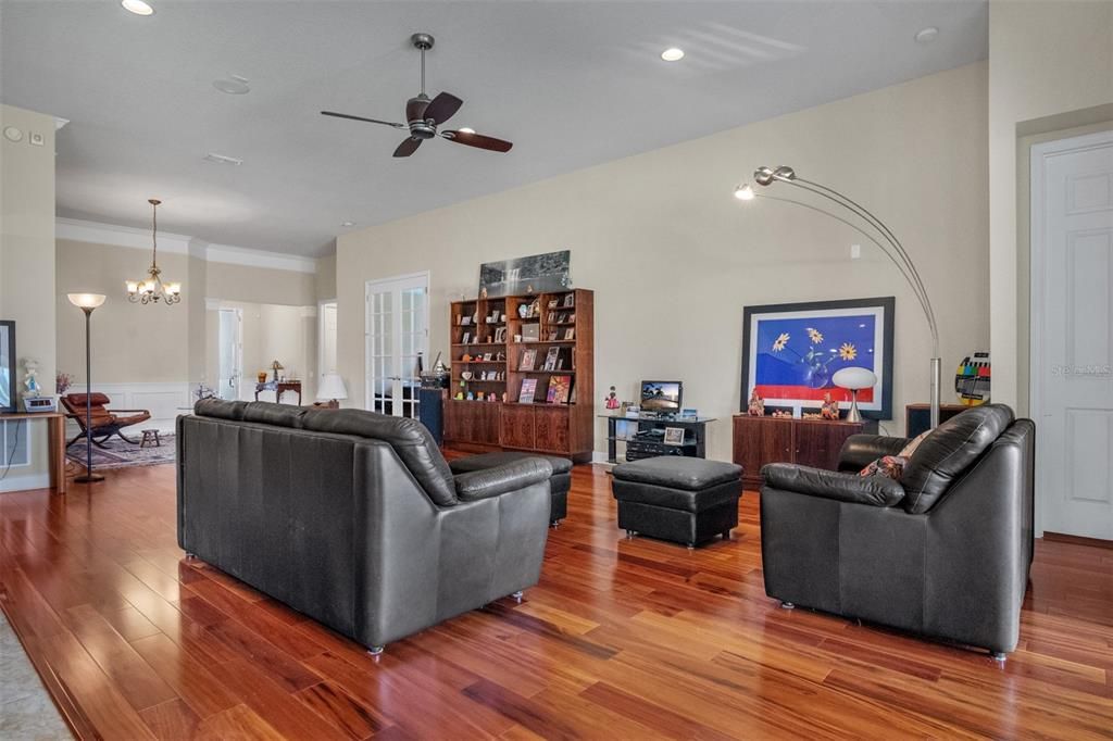 En Venta: $715,000 (3 camas, 3 baños, 2487 Pies cuadrados)