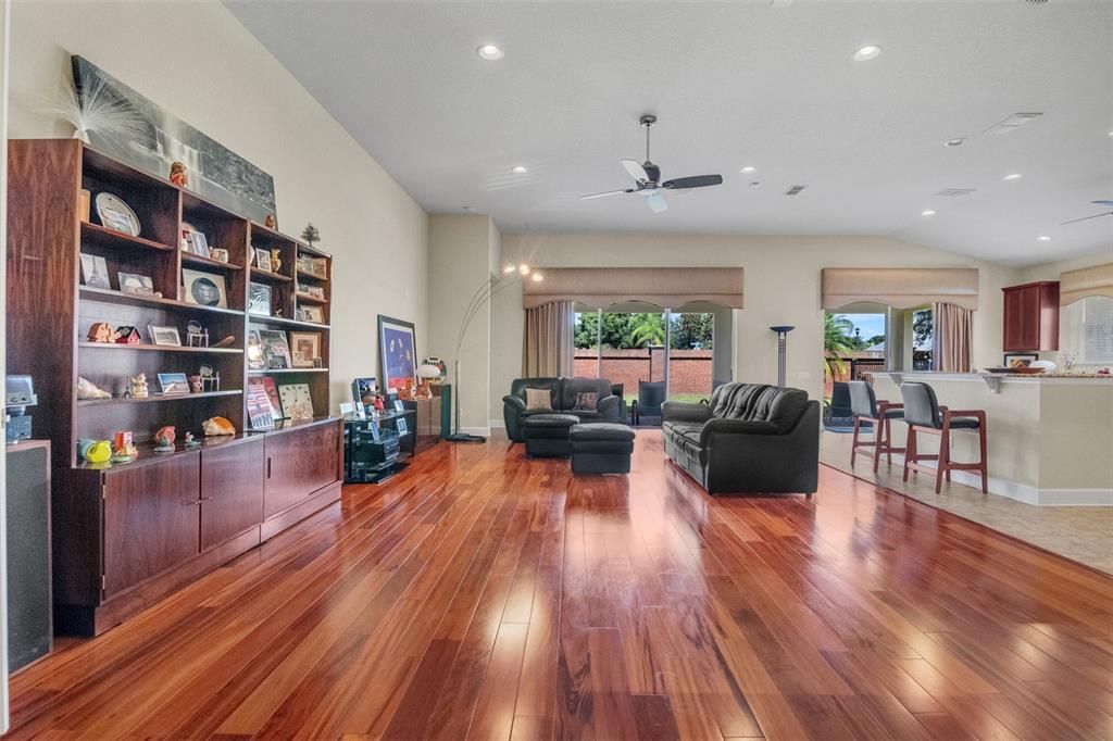 En Venta: $715,000 (3 camas, 3 baños, 2487 Pies cuadrados)