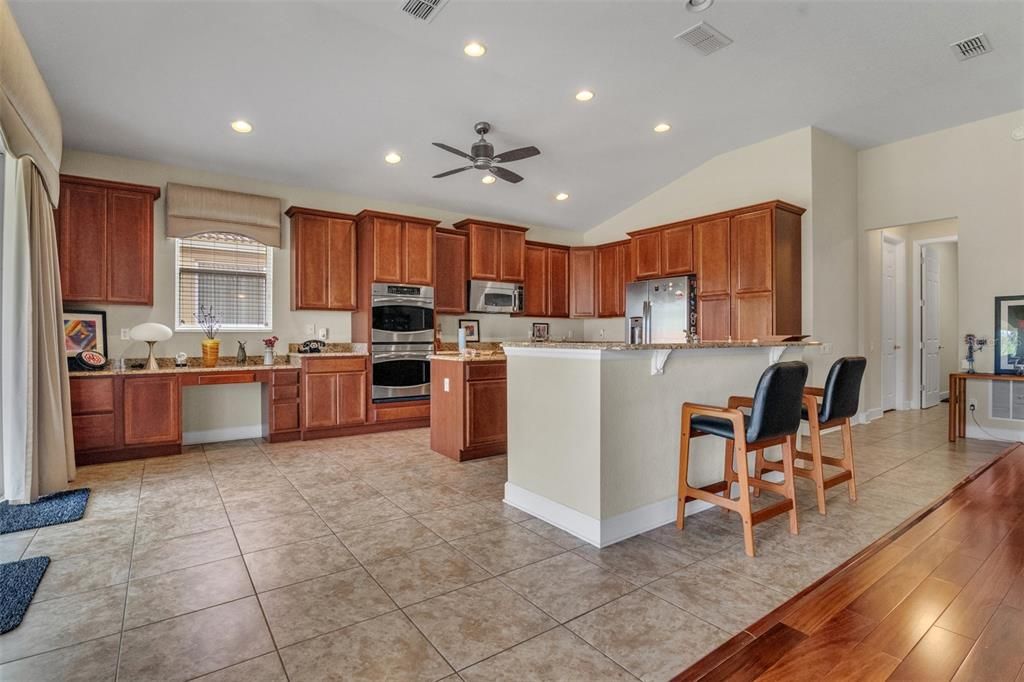 En Venta: $715,000 (3 camas, 3 baños, 2487 Pies cuadrados)