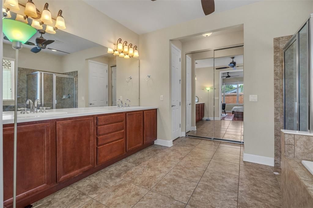 En Venta: $715,000 (3 camas, 3 baños, 2487 Pies cuadrados)