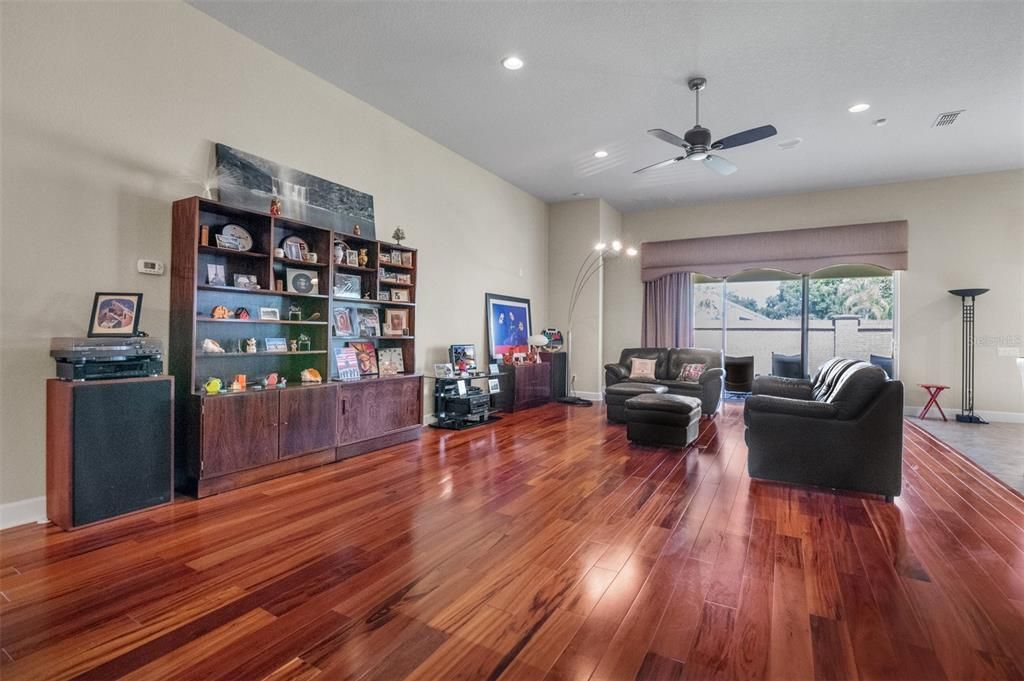 En Venta: $715,000 (3 camas, 3 baños, 2487 Pies cuadrados)