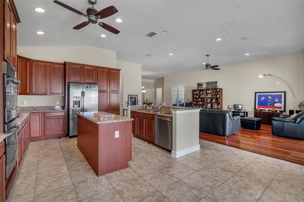 En Venta: $715,000 (3 camas, 3 baños, 2487 Pies cuadrados)