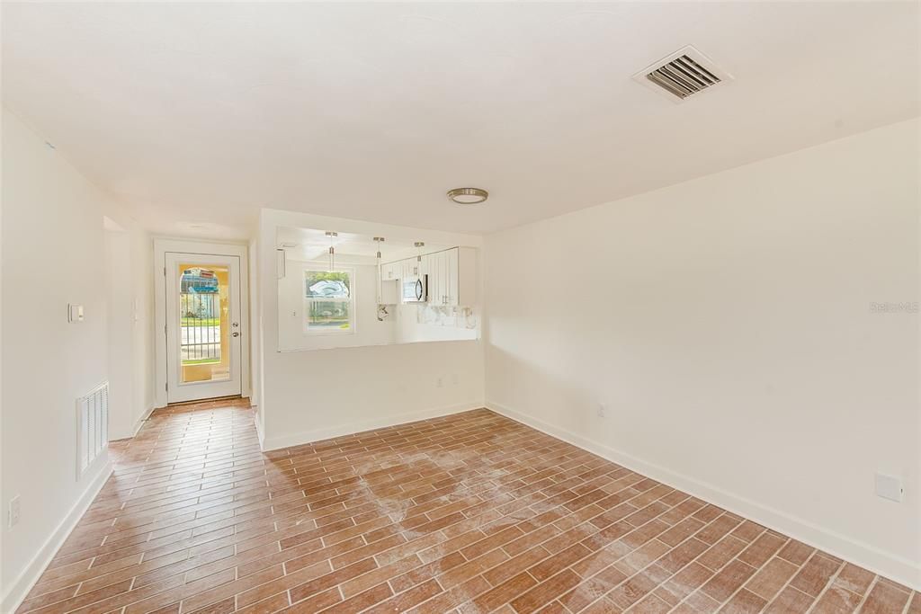 For Sale: $125,000 (2 beds, 2 baths, 1050 Square Feet)