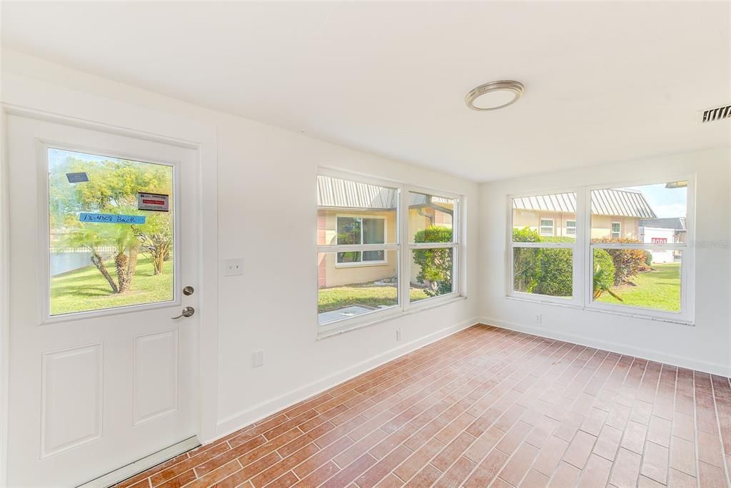 For Sale: $125,000 (2 beds, 2 baths, 1050 Square Feet)