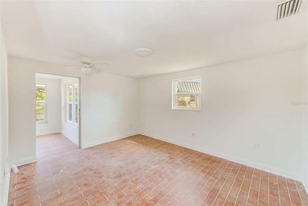 For Sale: $125,000 (2 beds, 2 baths, 1050 Square Feet)