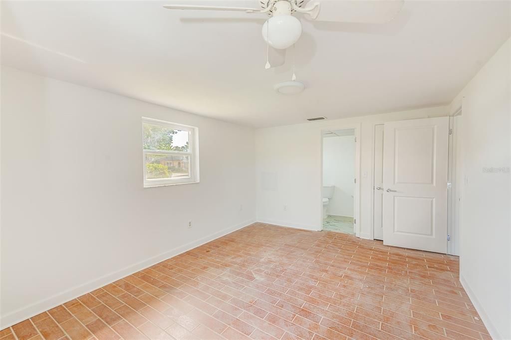 For Sale: $125,000 (2 beds, 2 baths, 1050 Square Feet)