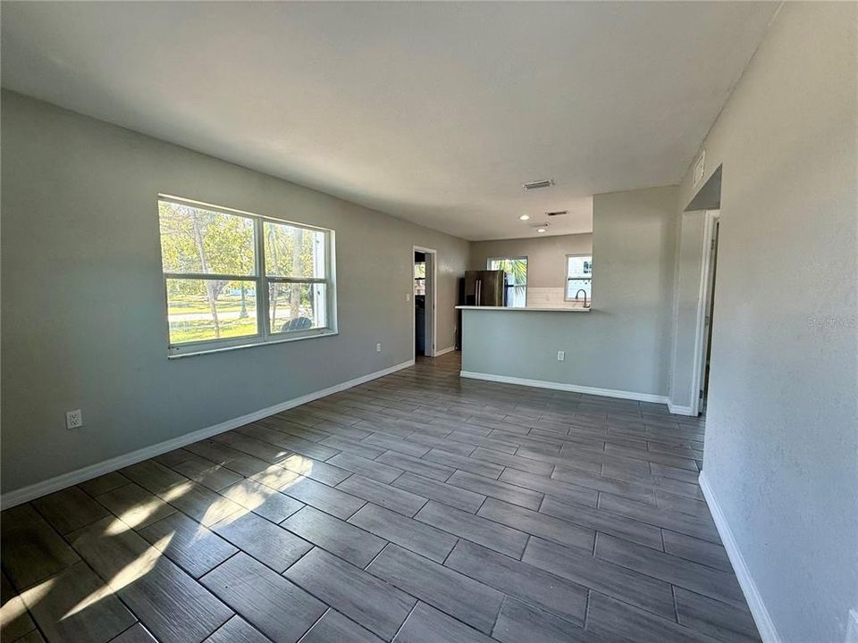 For Rent: $1,900 (2 beds, 1 baths, 742 Square Feet)