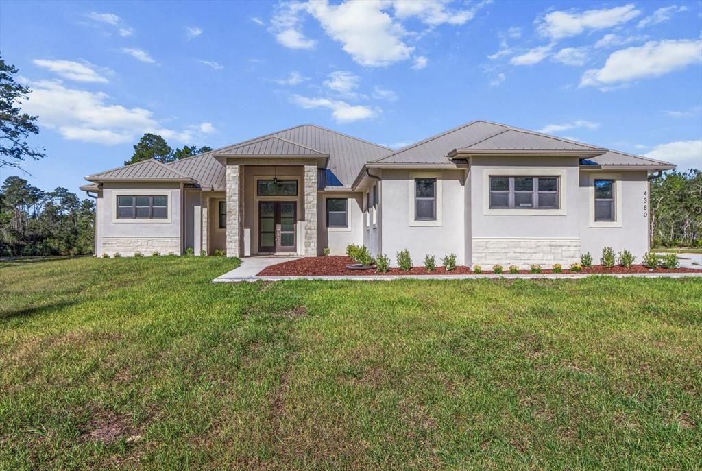 合同活跃: $725,000 (4 贝兹, 2 浴室, 2393 平方英尺)