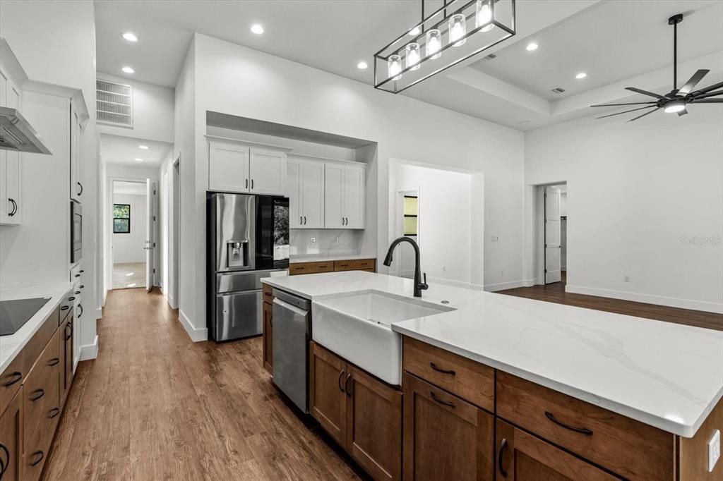 合同活跃: $725,000 (4 贝兹, 2 浴室, 2393 平方英尺)