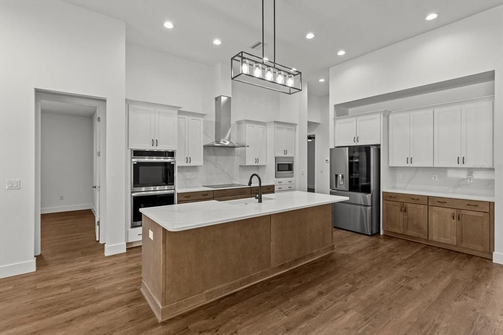 合同活跃: $725,000 (4 贝兹, 2 浴室, 2393 平方英尺)