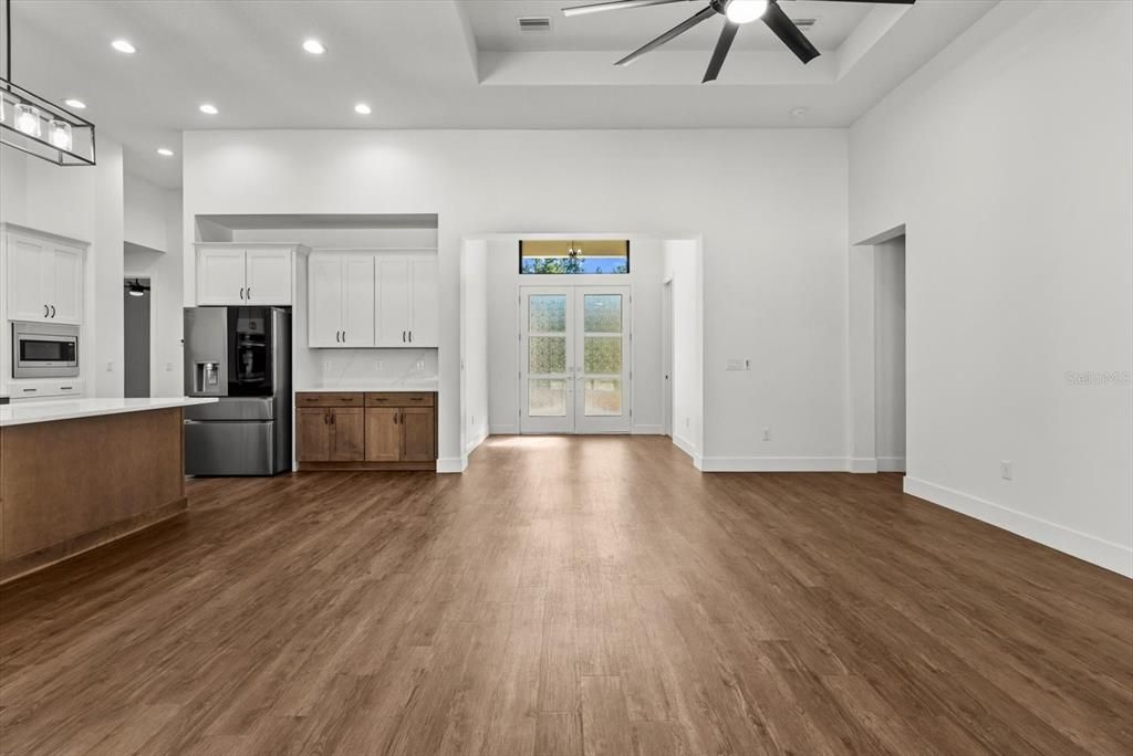 合同活跃: $725,000 (4 贝兹, 2 浴室, 2393 平方英尺)