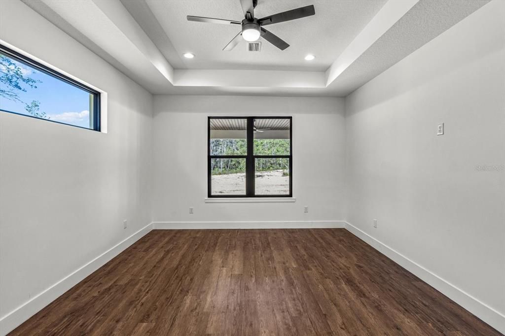 合同活跃: $725,000 (4 贝兹, 2 浴室, 2393 平方英尺)