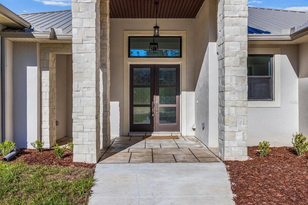 合同活跃: $725,000 (4 贝兹, 2 浴室, 2393 平方英尺)