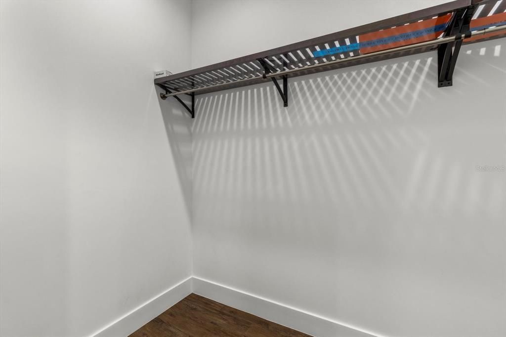 合同活跃: $725,000 (4 贝兹, 2 浴室, 2393 平方英尺)