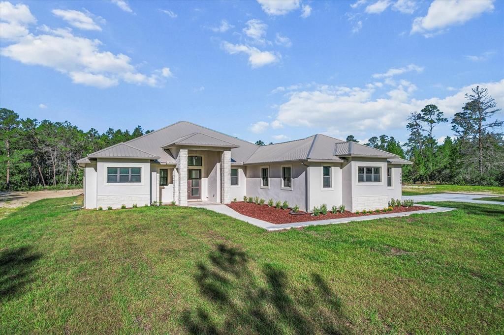 合同活跃: $725,000 (4 贝兹, 2 浴室, 2393 平方英尺)