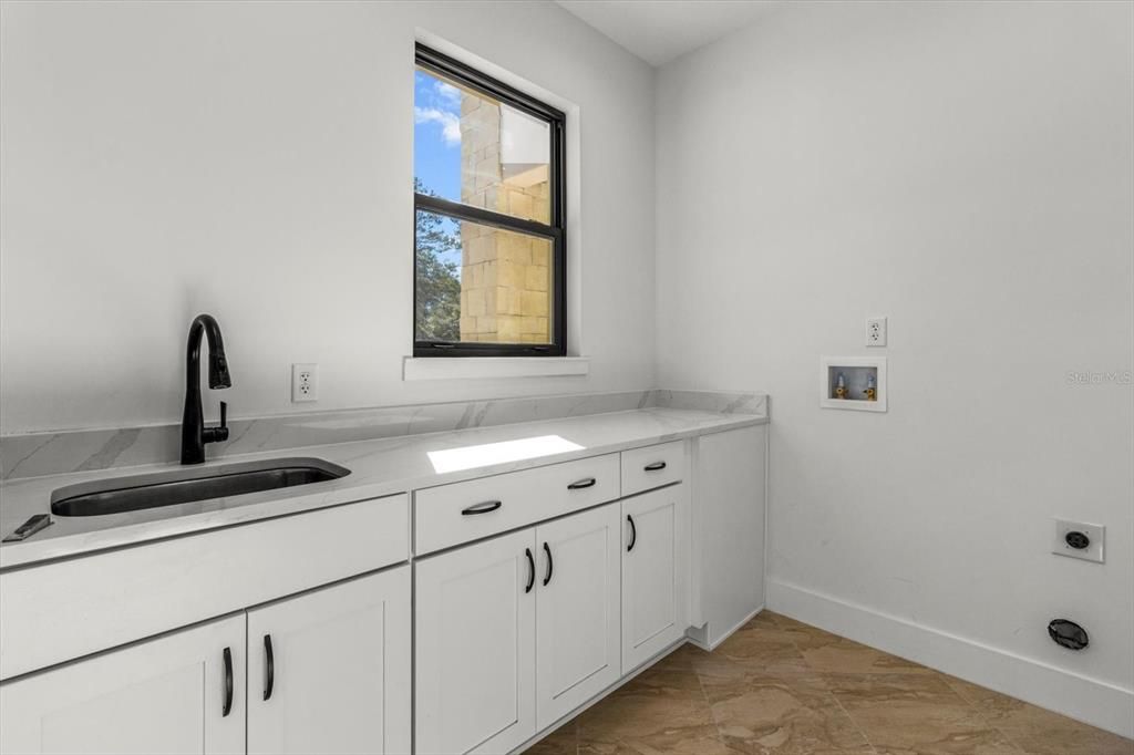 合同活跃: $725,000 (4 贝兹, 2 浴室, 2393 平方英尺)