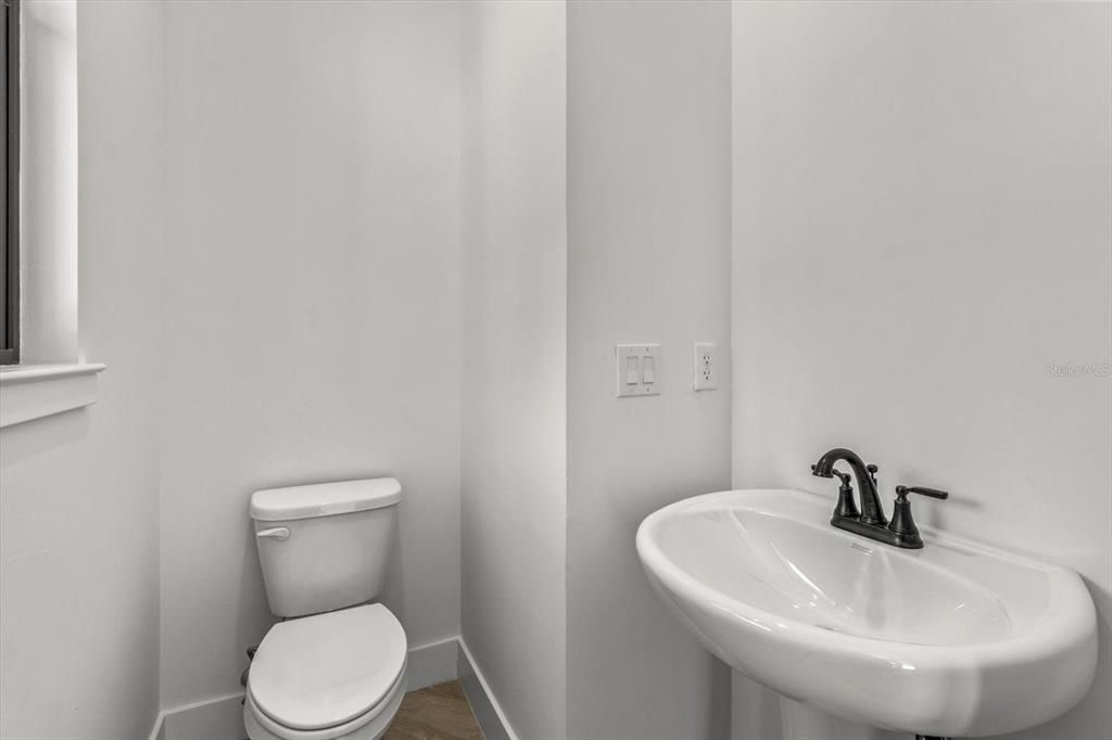 合同活跃: $725,000 (4 贝兹, 2 浴室, 2393 平方英尺)