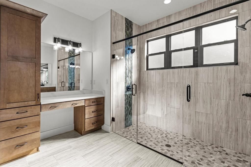 合同活跃: $725,000 (4 贝兹, 2 浴室, 2393 平方英尺)