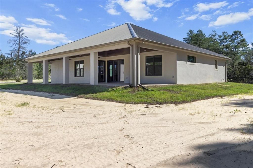 合同活跃: $725,000 (4 贝兹, 2 浴室, 2393 平方英尺)