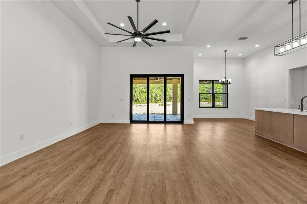 合同活跃: $725,000 (4 贝兹, 2 浴室, 2393 平方英尺)