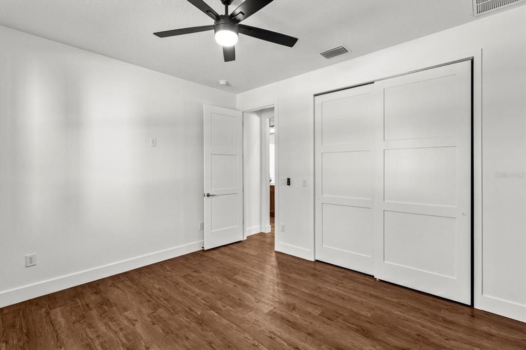 合同活跃: $725,000 (4 贝兹, 2 浴室, 2393 平方英尺)