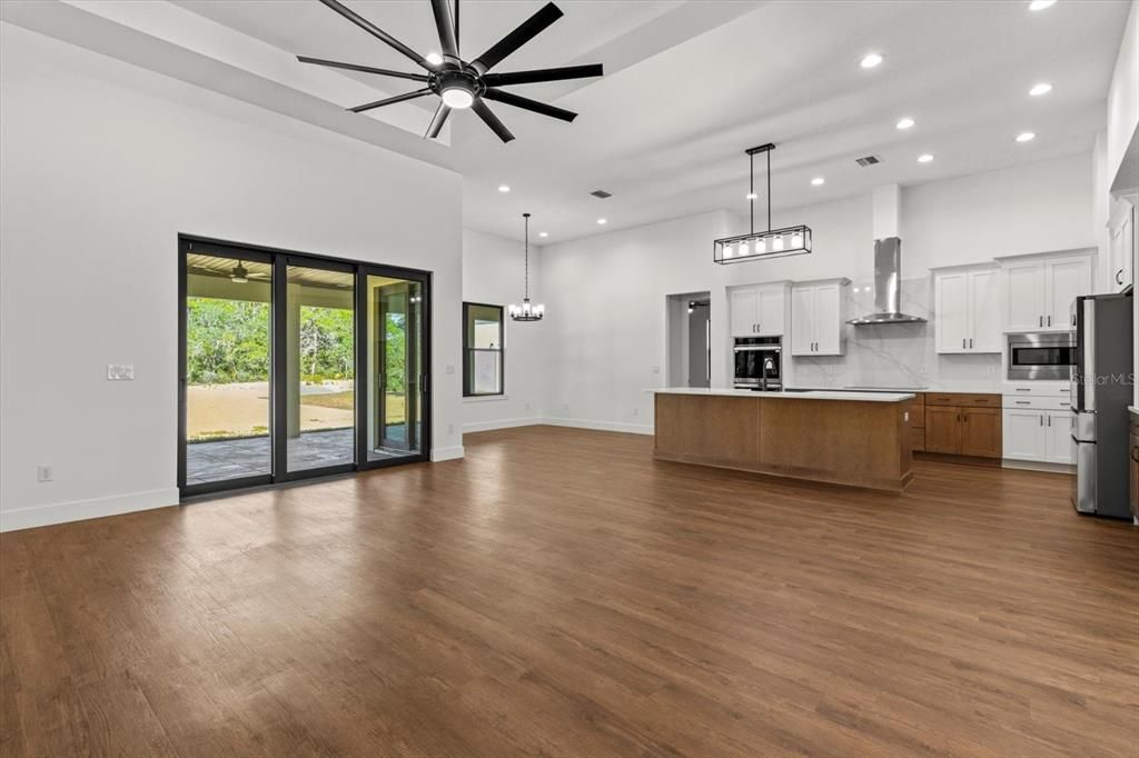 合同活跃: $725,000 (4 贝兹, 2 浴室, 2393 平方英尺)