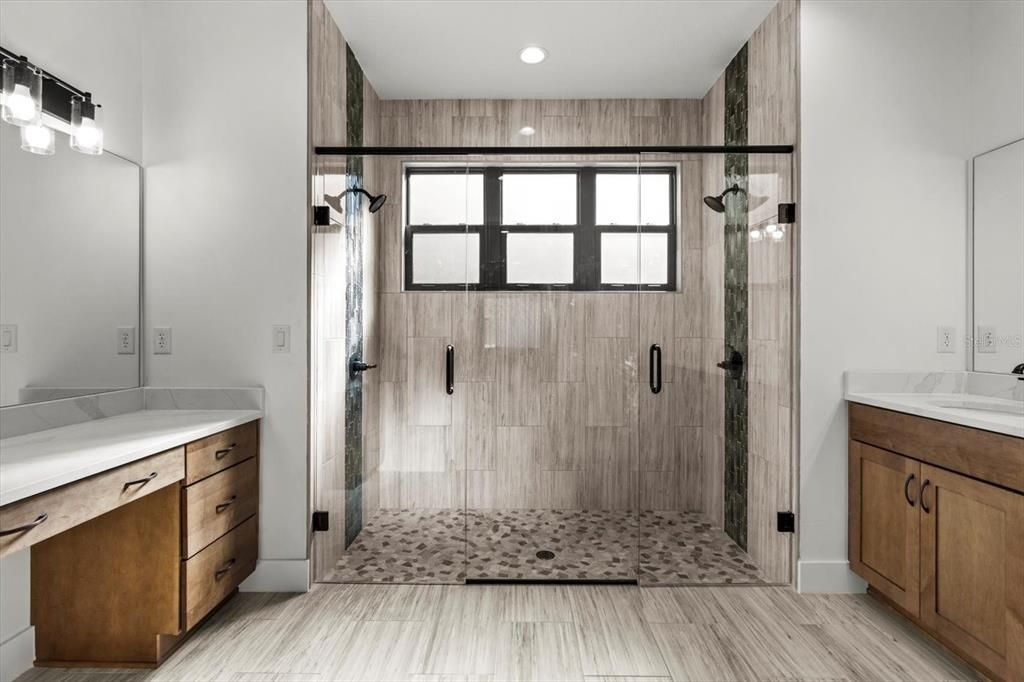 合同活跃: $725,000 (4 贝兹, 2 浴室, 2393 平方英尺)