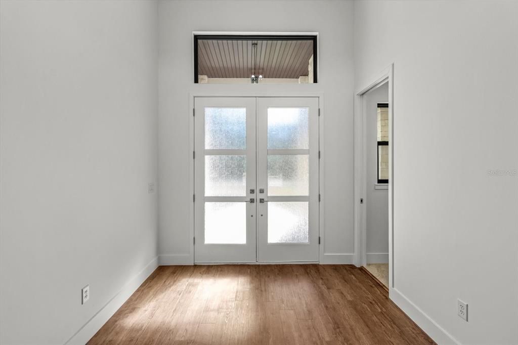 合同活跃: $725,000 (4 贝兹, 2 浴室, 2393 平方英尺)