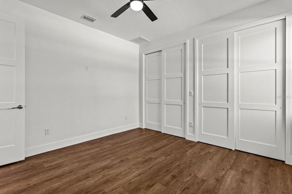 合同活跃: $725,000 (4 贝兹, 2 浴室, 2393 平方英尺)