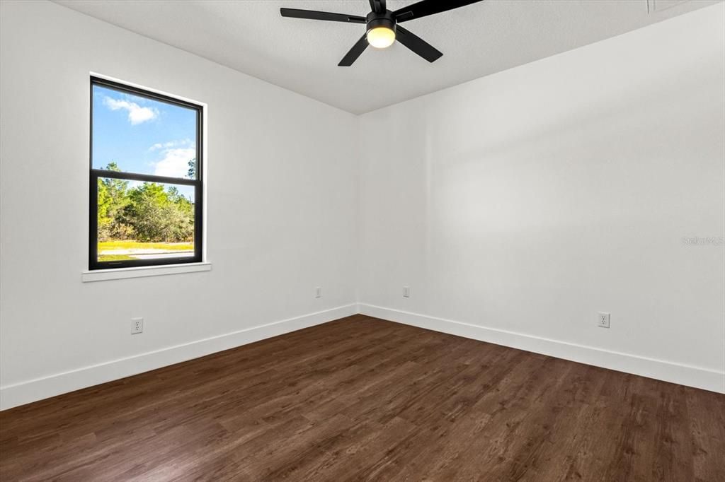 合同活跃: $725,000 (4 贝兹, 2 浴室, 2393 平方英尺)