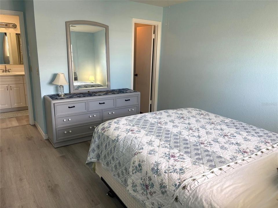 For Sale: $124,900 (2 beds, 2 baths, 960 Square Feet)