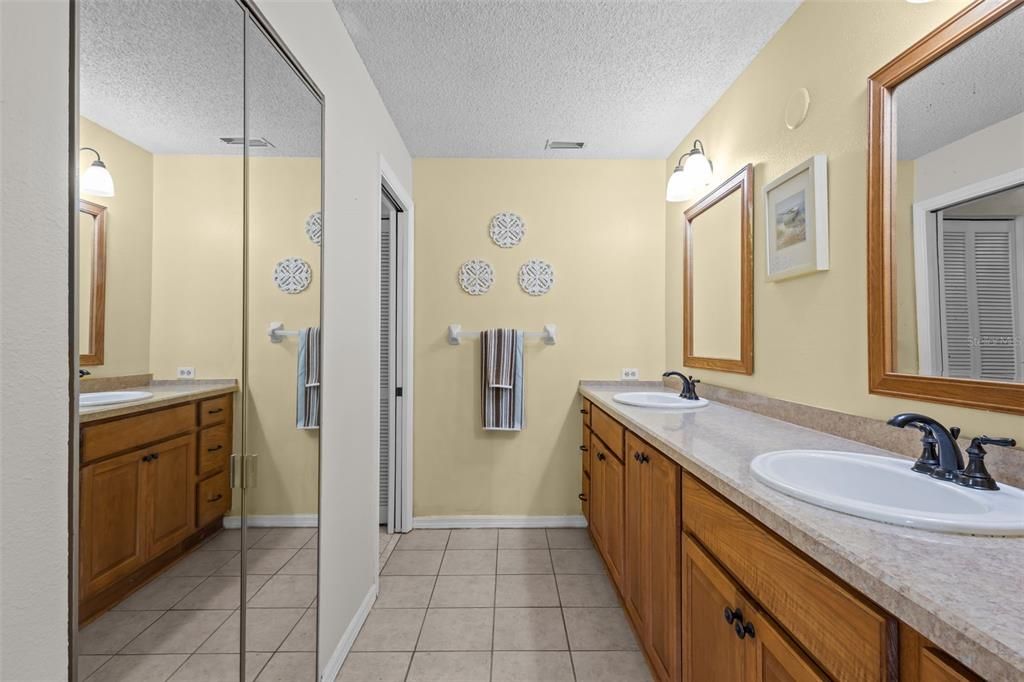 Active With Contract: $190,000 (2 beds, 2 baths, 1300 Square Feet)