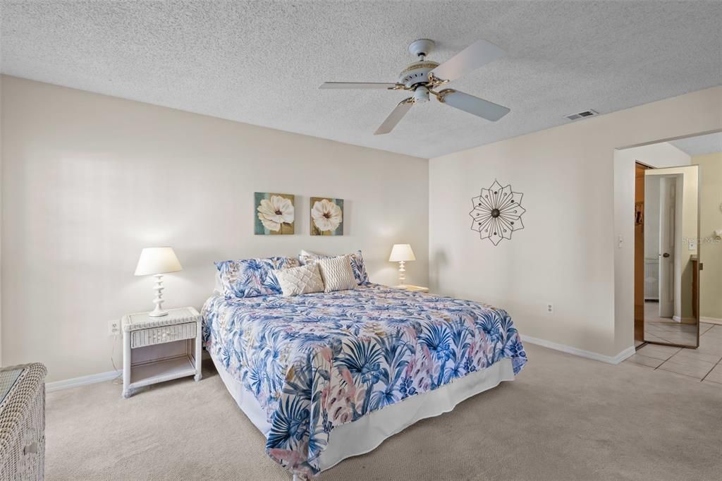 Active With Contract: $190,000 (2 beds, 2 baths, 1300 Square Feet)