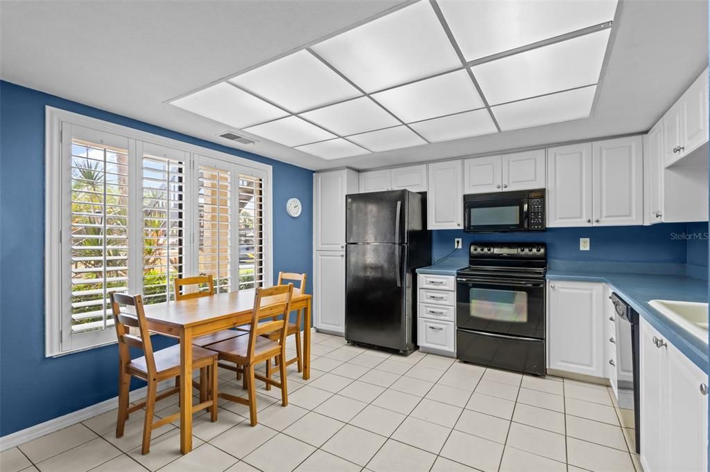 Active With Contract: $190,000 (2 beds, 2 baths, 1300 Square Feet)