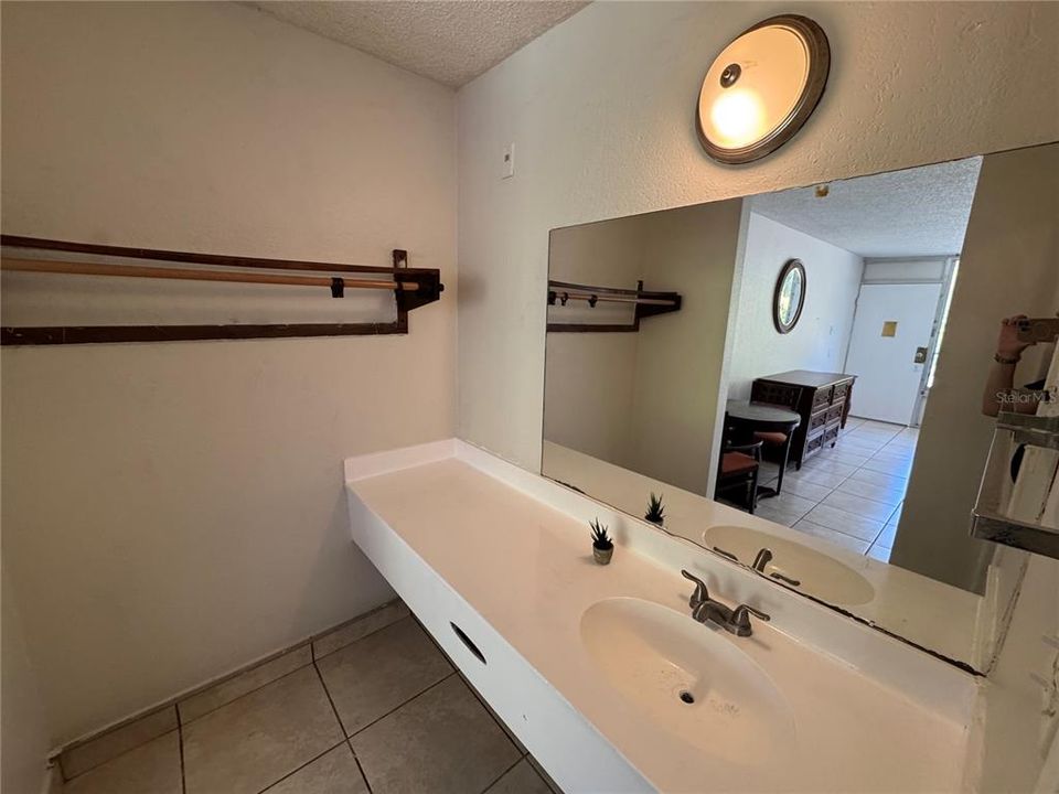 For Rent: $950 (1 beds, 1 baths, 276 Square Feet)