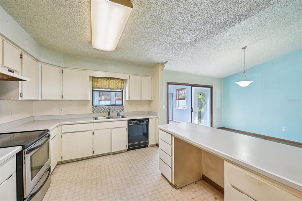 Active With Contract: $249,900 (3 beds, 2 baths, 1450 Square Feet)